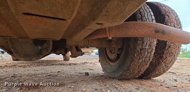 image for item EU3953 2001 Ford F350 Super Duty XLT flatbed pickup truck