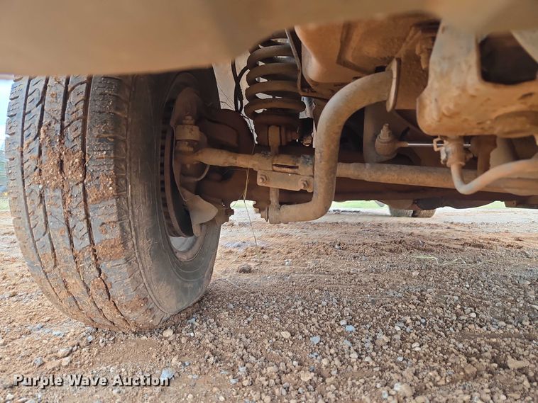 image for item EU3953 2001 Ford F350 Super Duty XLT flatbed pickup truck