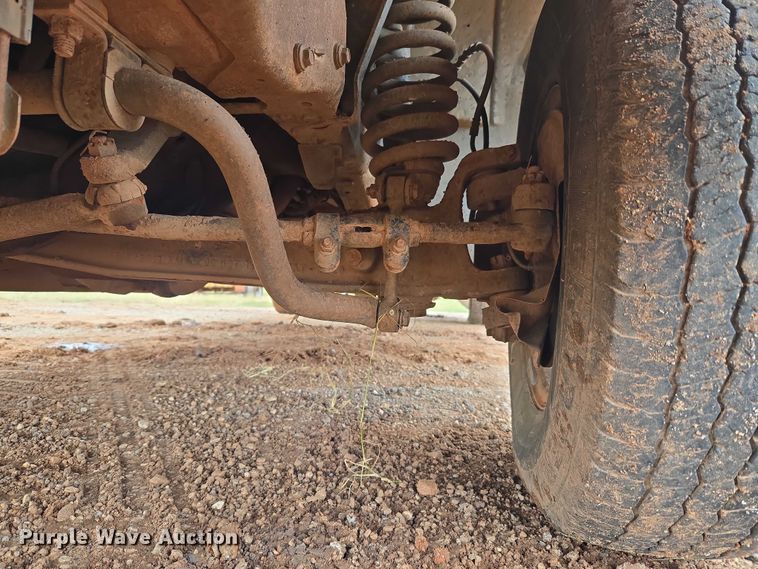 image for item EU3953 2001 Ford F350 Super Duty XLT flatbed pickup truck