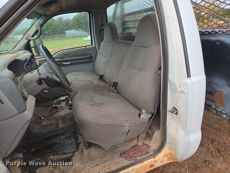 image for item EU3953 2001 Ford F350 Super Duty XLT flatbed pickup truck