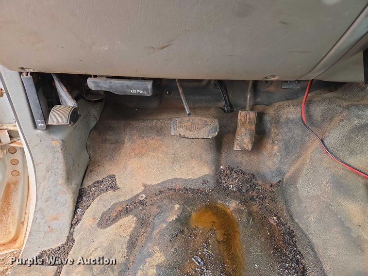 image for item EU3953 2001 Ford F350 Super Duty XLT flatbed pickup truck