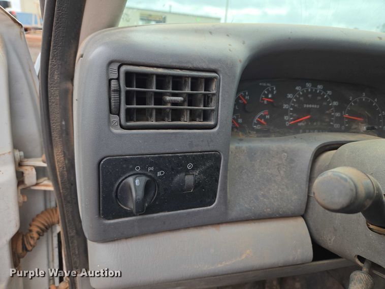 image for item EU3953 2001 Ford F350 Super Duty XLT flatbed pickup truck