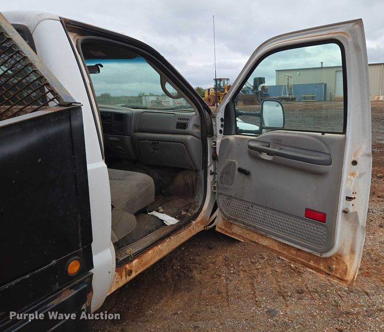 image for item EU3953 2001 Ford F350 Super Duty XLT flatbed pickup truck