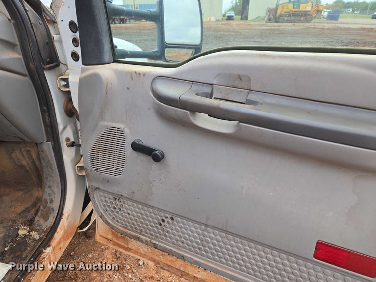 image for item EU3953 2001 Ford F350 Super Duty XLT flatbed pickup truck