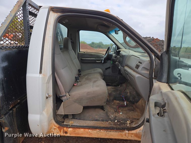 image for item EU3953 2001 Ford F350 Super Duty XLT flatbed pickup truck