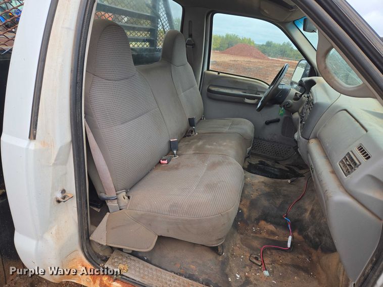 image for item EU3953 2001 Ford F350 Super Duty XLT flatbed pickup truck