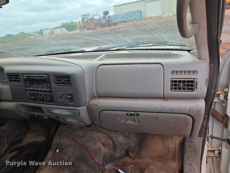 image for item EU3953 2001 Ford F350 Super Duty XLT flatbed pickup truck