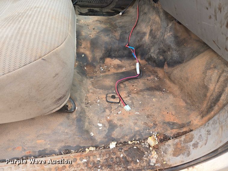 image for item EU3953 2001 Ford F350 Super Duty XLT flatbed pickup truck