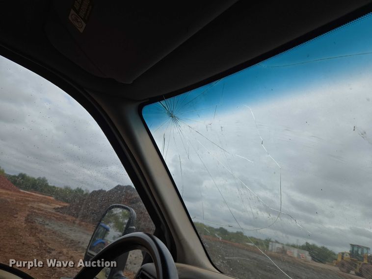 image for item EU3953 2001 Ford F350 Super Duty XLT flatbed pickup truck