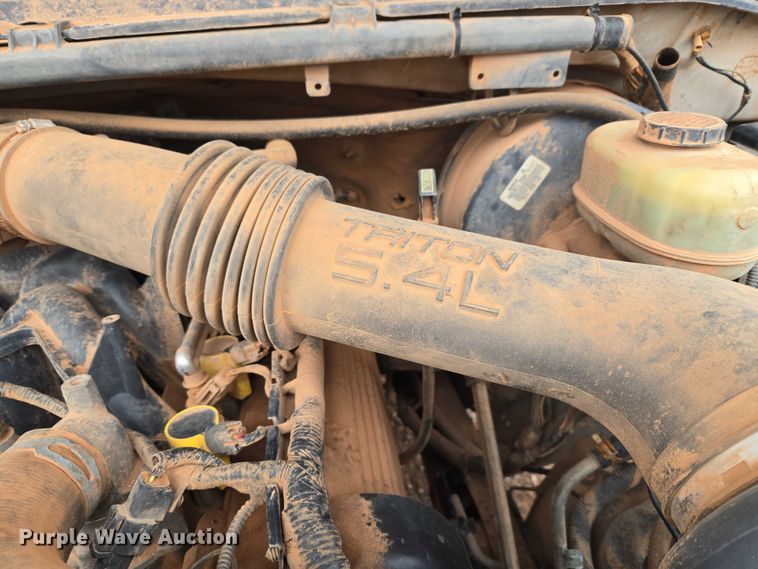 image for item EU3953 2001 Ford F350 Super Duty XLT flatbed pickup truck