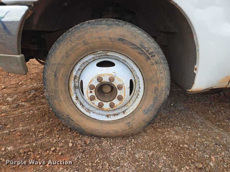 image for item EU3953 2001 Ford F350 Super Duty XLT flatbed pickup truck