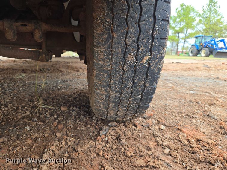 image for item EU3953 2001 Ford F350 Super Duty XLT flatbed pickup truck