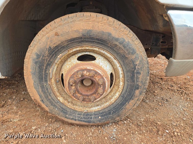 image for item EU3953 2001 Ford F350 Super Duty XLT flatbed pickup truck