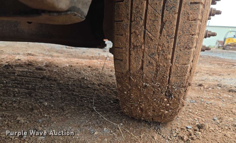 image for item EU3953 2001 Ford F350 Super Duty XLT flatbed pickup truck