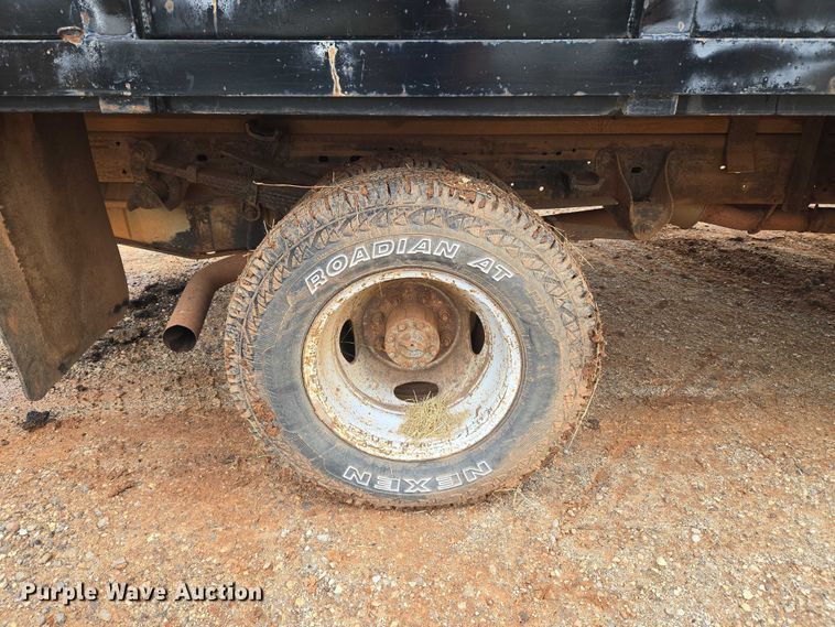 image for item EU3953 2001 Ford F350 Super Duty XLT flatbed pickup truck