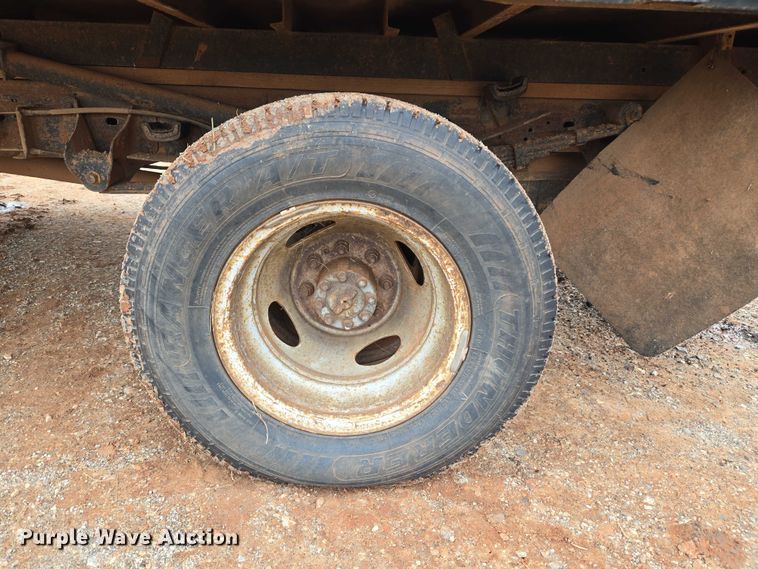 image for item EU3953 2001 Ford F350 Super Duty XLT flatbed pickup truck