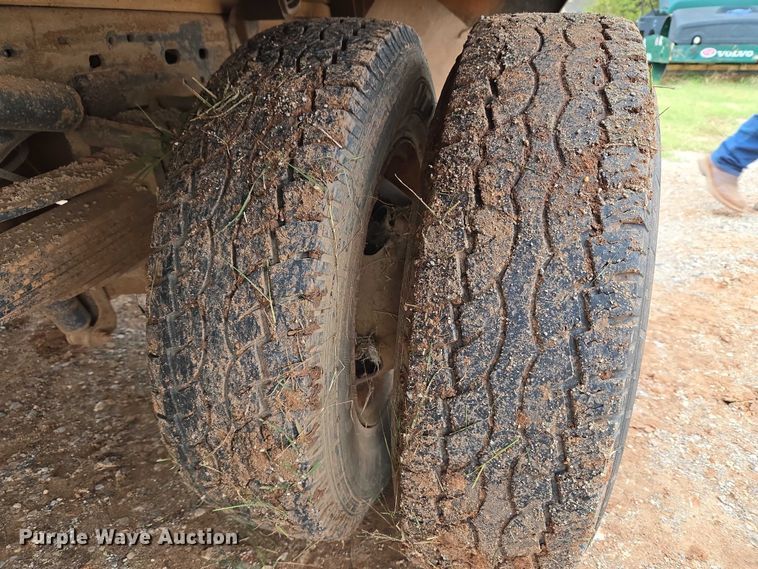 image for item EU3953 2001 Ford F350 Super Duty XLT flatbed pickup truck