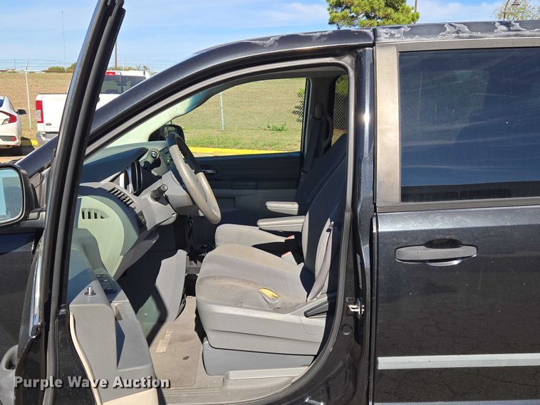 image for item EU3992 2008 Dodge Grand Caravan van