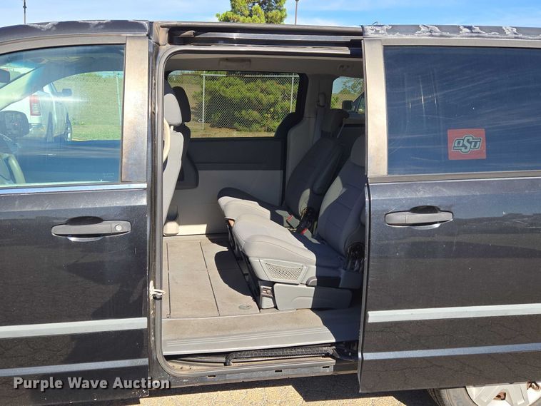 image for item EU3992 2008 Dodge Grand Caravan van