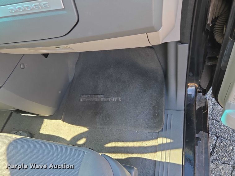 image for item EU3992 2008 Dodge Grand Caravan van
