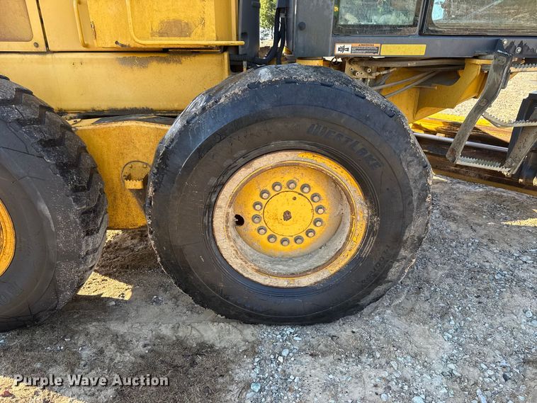 image for item EU5239 2008 John Deere 670D motor grader