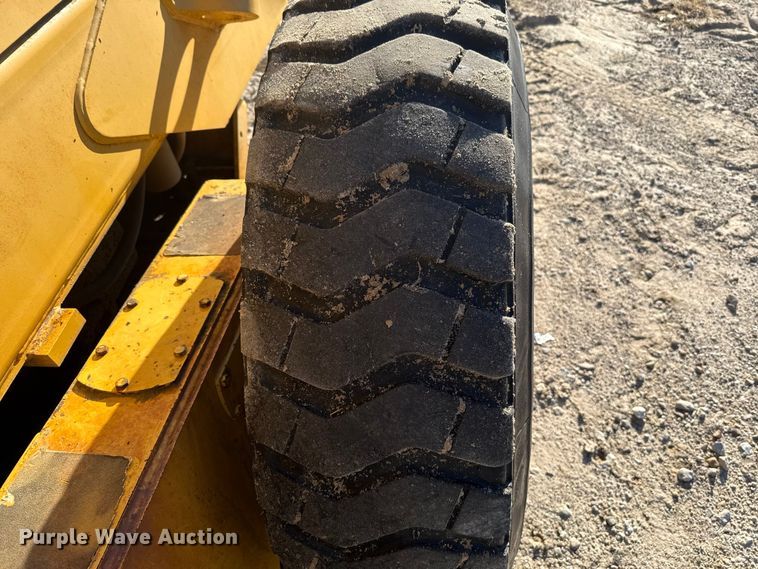 image for item EU5239 2008 John Deere 670D motor grader