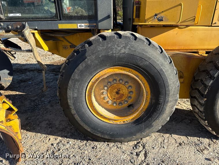 image for item EU5239 2008 John Deere 670D motor grader