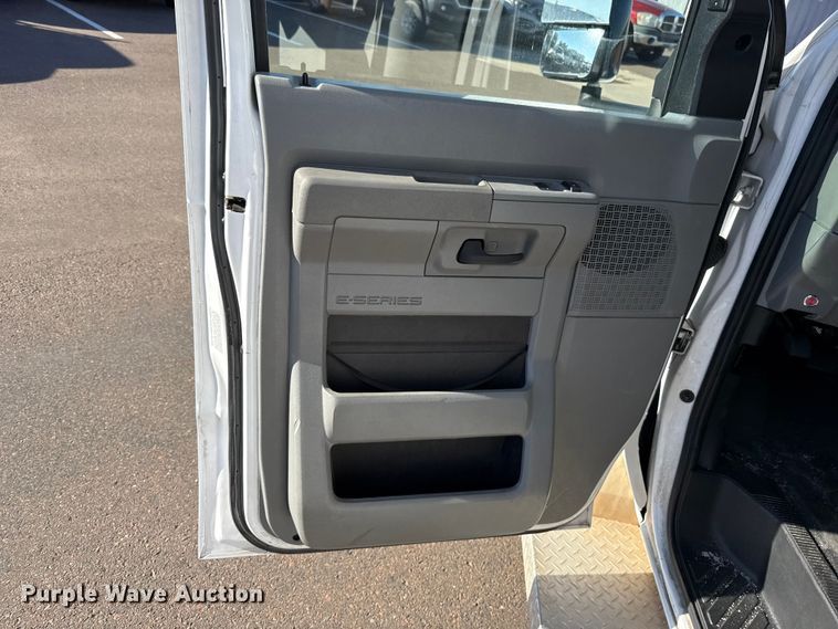 image for item EU5302 2014 Ford E450 Super Duty shuttle bus