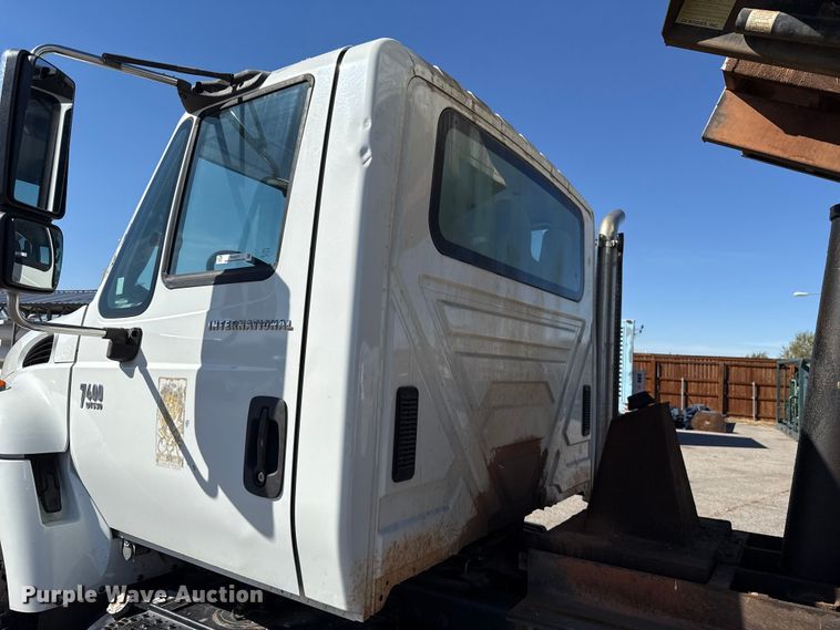 image for item EU5317 2003 International 7400 dump truck