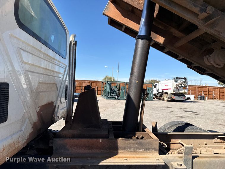 image for item EU5317 2003 International 7400 dump truck