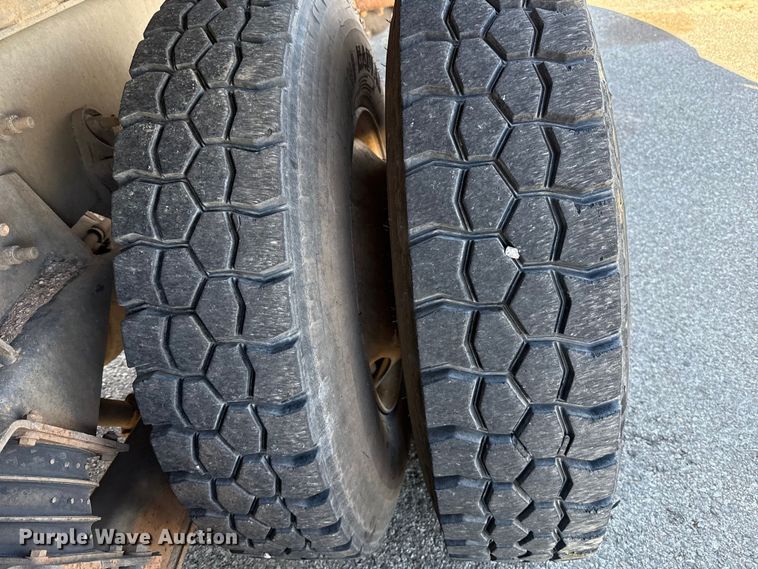 image for item EU5317 2003 International 7400 dump truck