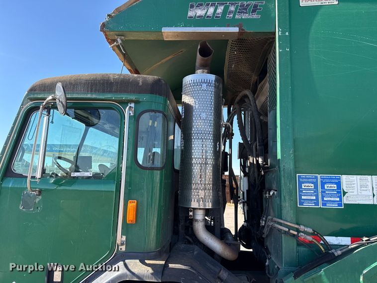 image for item EU5321 2015 Peterbilt 320 refuse truck