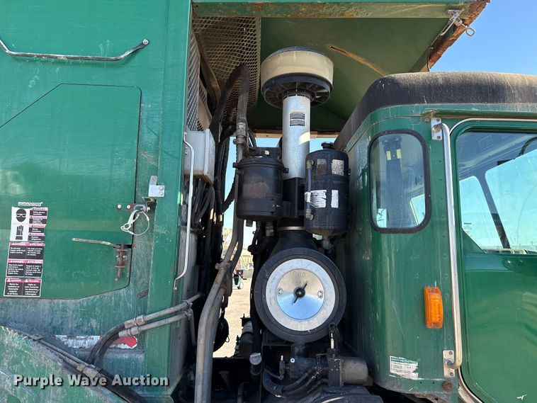 image for item EU5321 2015 Peterbilt 320 refuse truck