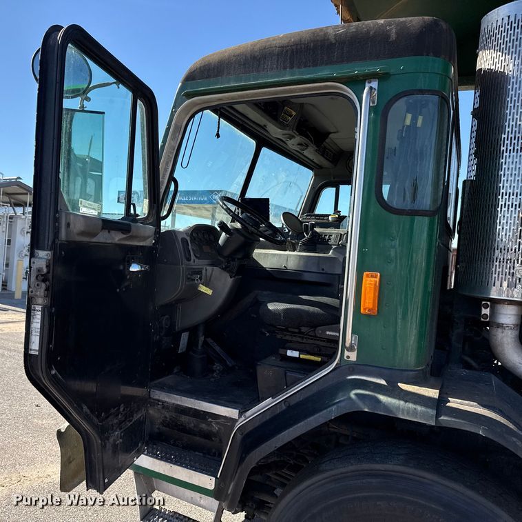 image for item EU5321 2015 Peterbilt 320 refuse truck