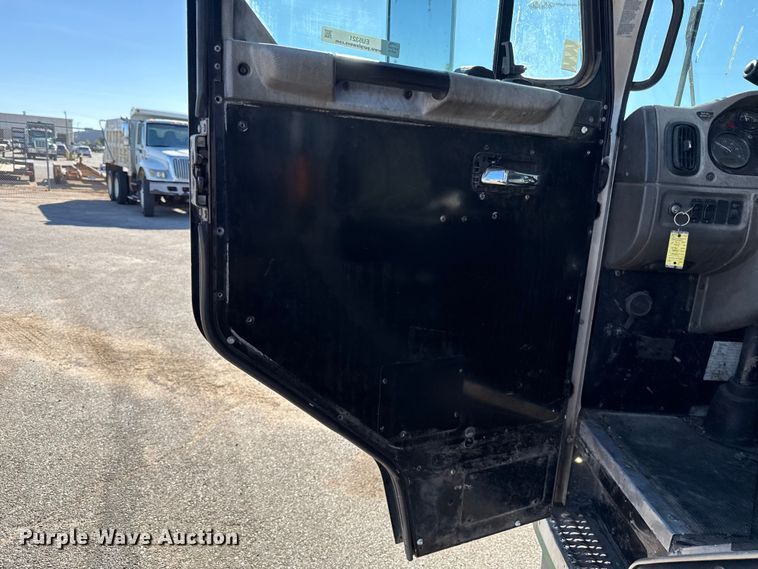 image for item EU5321 2015 Peterbilt 320 refuse truck