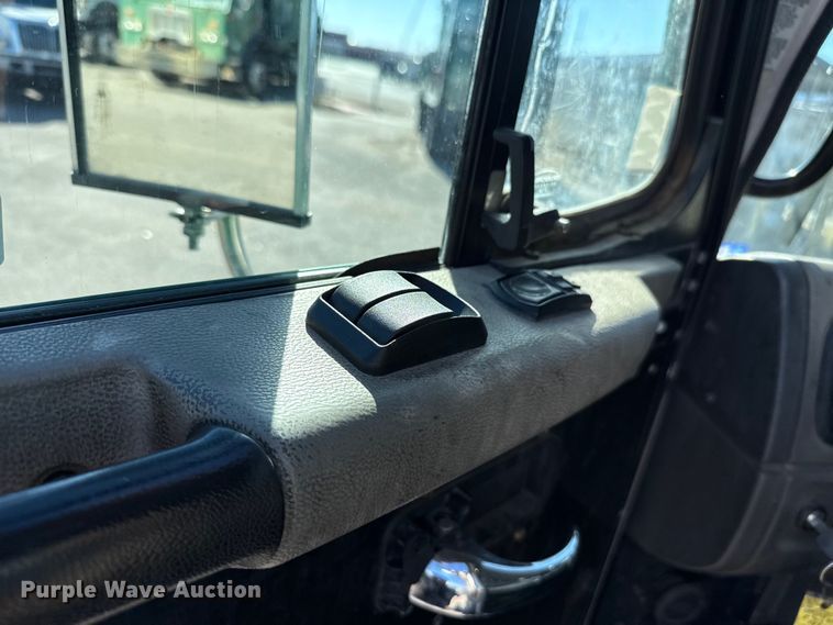 image for item EU5321 2015 Peterbilt 320 refuse truck