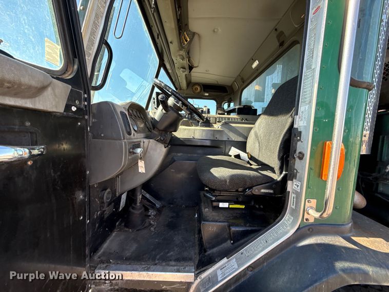 image for item EU5321 2015 Peterbilt 320 refuse truck