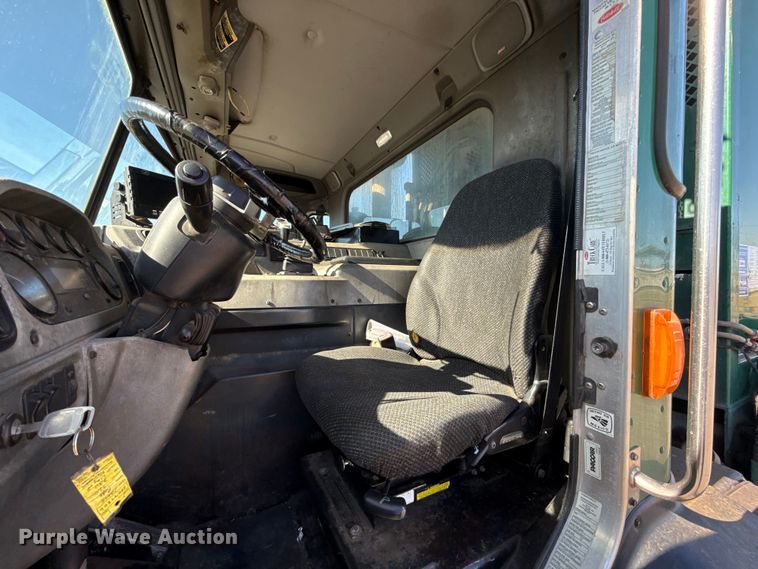 image for item EU5321 2015 Peterbilt 320 refuse truck