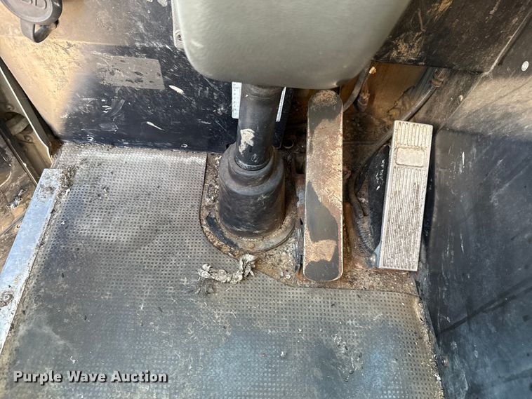 image for item EU5321 2015 Peterbilt 320 refuse truck