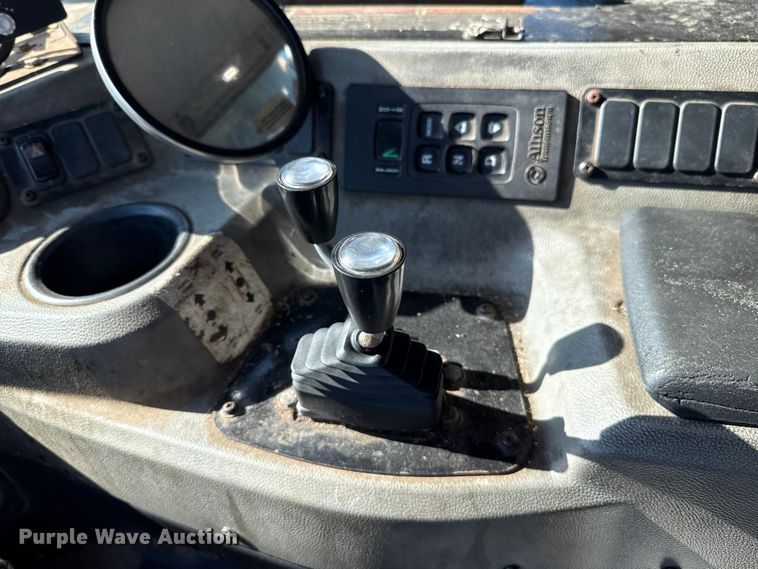 image for item EU5321 2015 Peterbilt 320 refuse truck