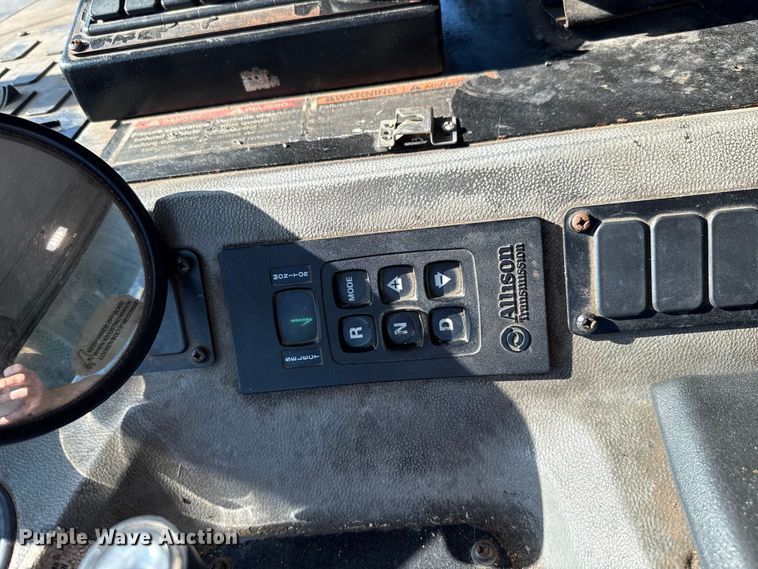 image for item EU5321 2015 Peterbilt 320 refuse truck