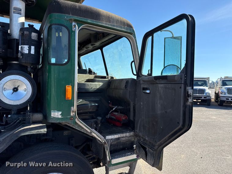 image for item EU5321 2015 Peterbilt 320 refuse truck