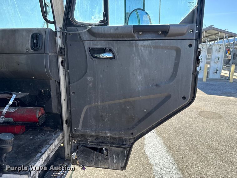 image for item EU5321 2015 Peterbilt 320 refuse truck