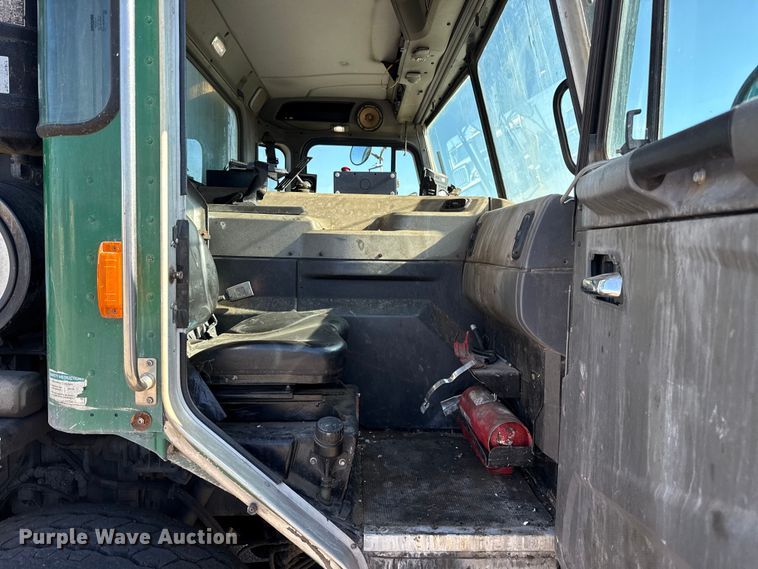 image for item EU5321 2015 Peterbilt 320 refuse truck