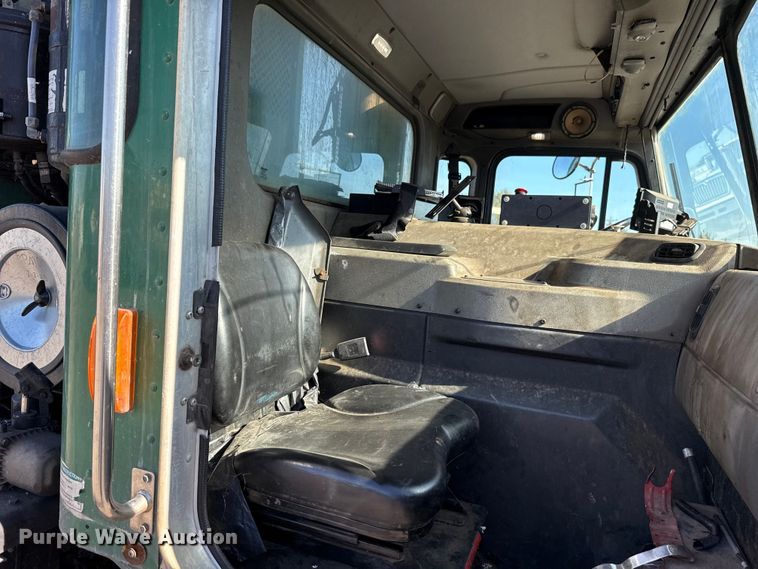 image for item EU5321 2015 Peterbilt 320 refuse truck