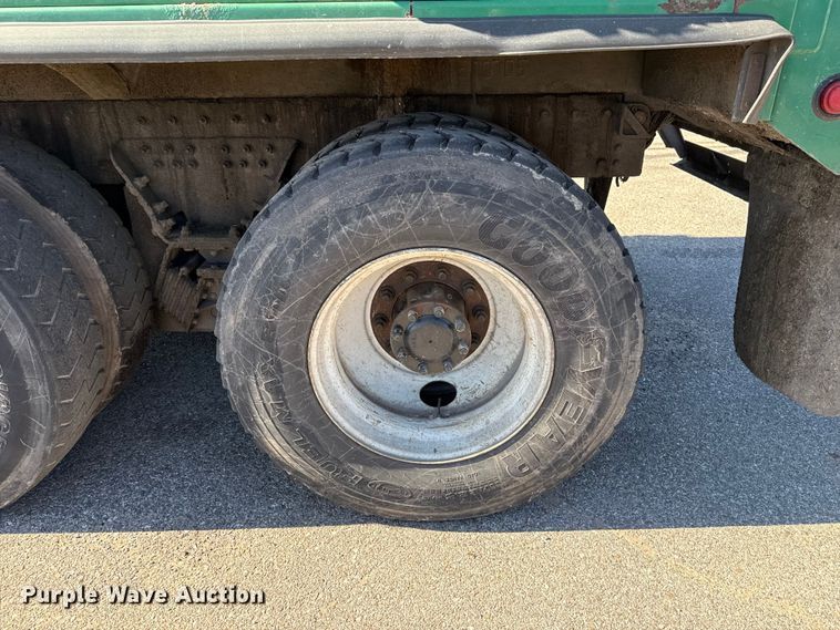 image for item EU5321 2015 Peterbilt 320 refuse truck