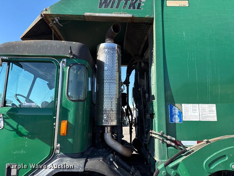 image for item EU5322 2016 Peterbilt 320 refuse truck