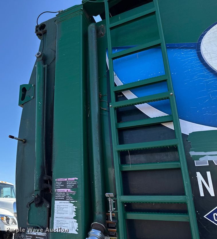 image for item EU5322 2016 Peterbilt 320 refuse truck