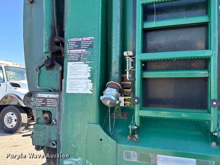 image for item EU5322 2016 Peterbilt 320 refuse truck