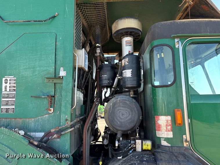 image for item EU5322 2016 Peterbilt 320 refuse truck